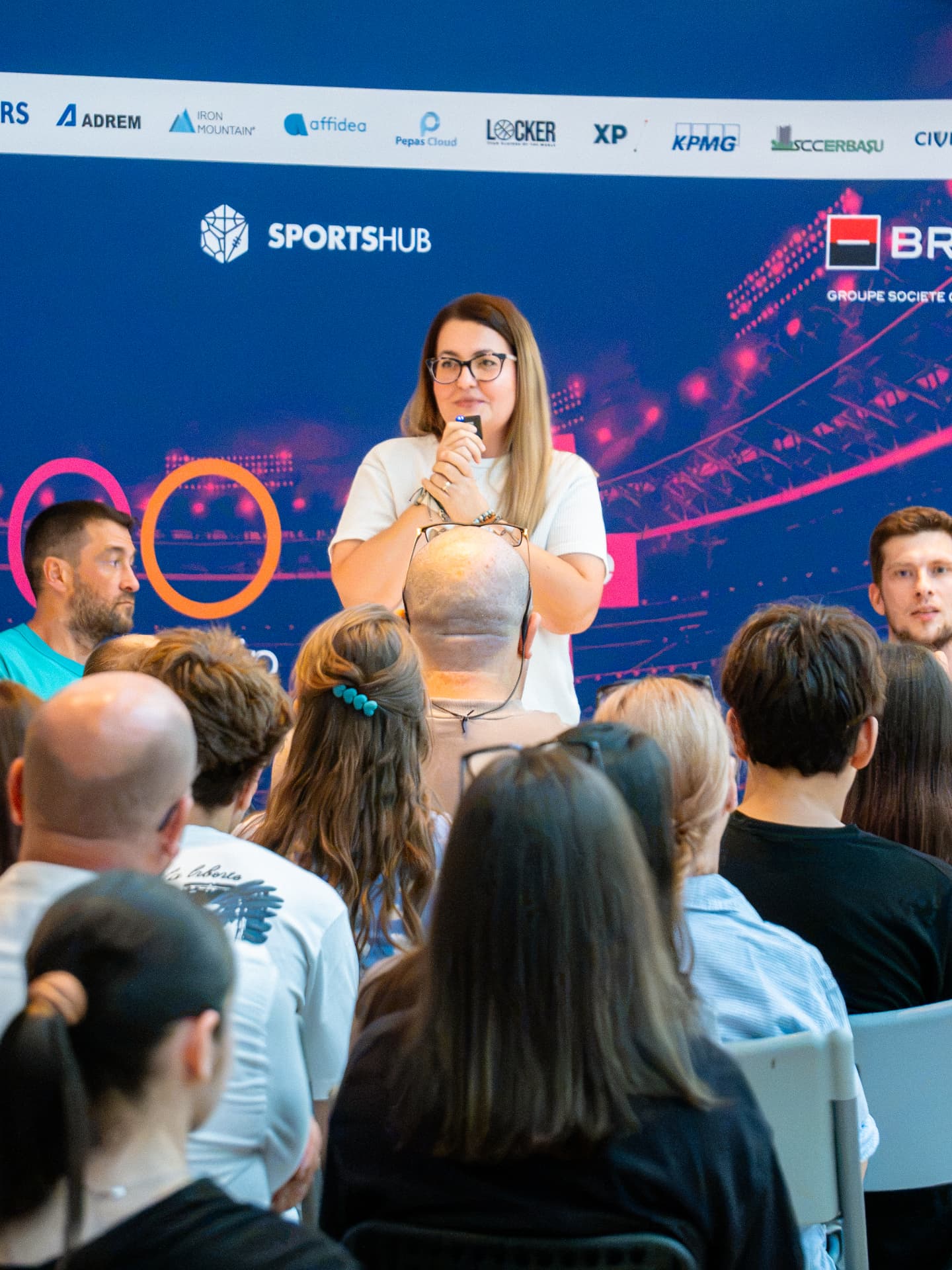 Laura Zimica ținând un discurs la Sportshub